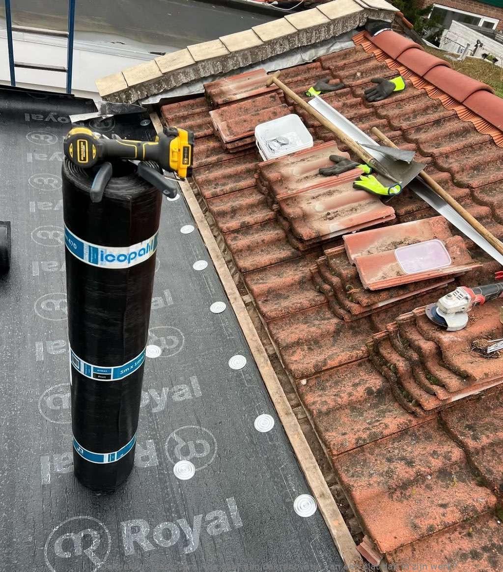 Hoe gaat een dakrenovatie van een plat dak in zijn werk?